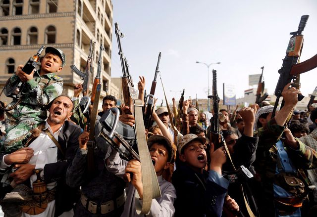 Démonstration de force rebelle deux ans après l'intervention arabe au Yémen