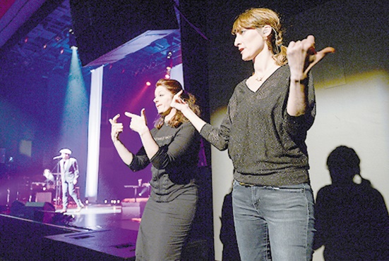 Grâce au "chansigne", des sourds accèdent au plaisir des concerts