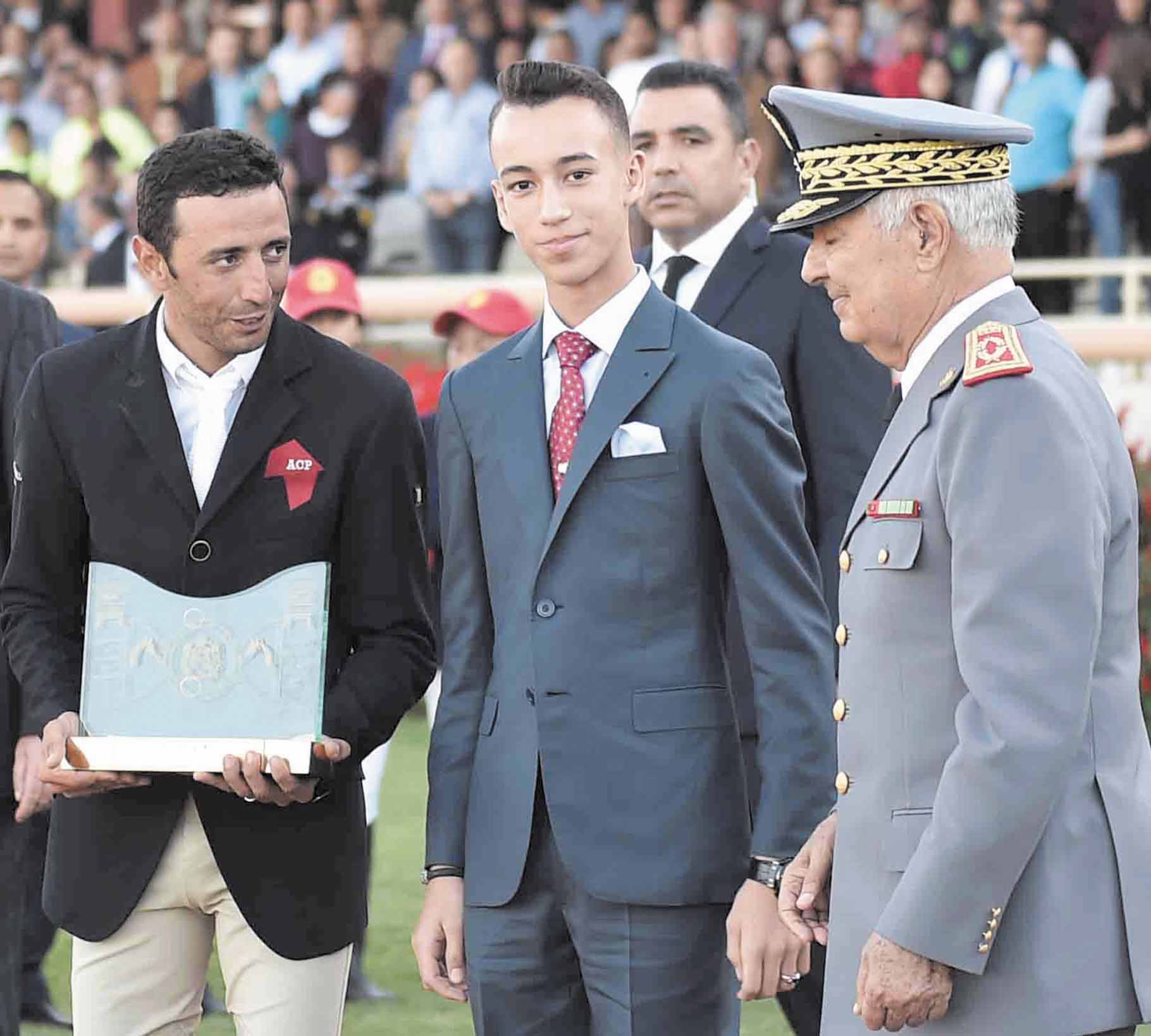 S.A.R le Prince Héritier Moulay El Hassan présidant, la remise du Grand Prix du concours de saut d’obstacles de la Garde Royale.