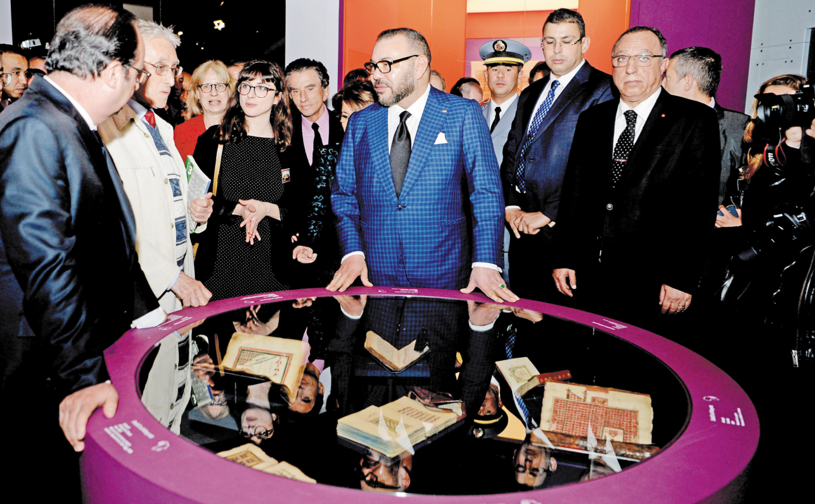 SM le Roi et le Président Hollande visitent l’IMA  SM le Roi et le Président Hollande visitent l’IMA