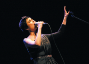 Vakia Stavrou, une voix envoûtante de la Méditerranée qui chante l'amour dans tous ses états