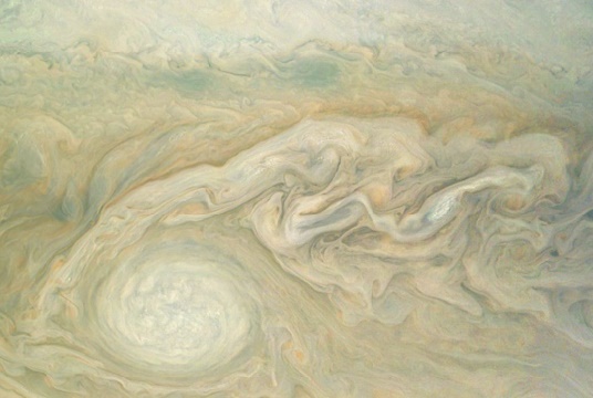 La sonde spatiale Juno révèle un visage très différent de Jupiter