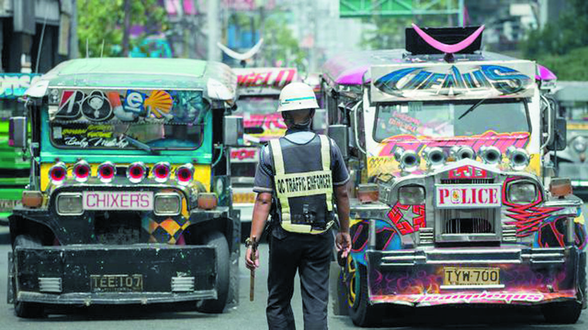 L'avenir incertain des jeepneys, "dinosaures" des routes philippines
