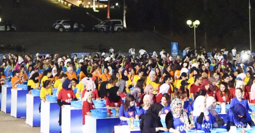 Insolite : Record de vaisselle simultanée Insolite : Record de vaisselle simultanée