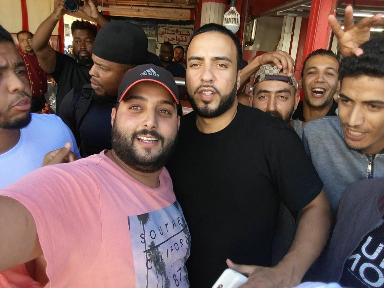 Bain de foule  à la bonne  franquette pour French Montana  à El Oulfa
