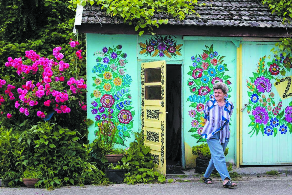 Au village de Zalipie, les murs  fleurissent hiver comme été Au village de Zalipie, les murs  fleurissent hiver comme été