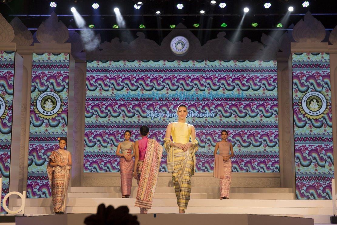 En Birmanie, la mode traditionnelle revisitée par des créateurs