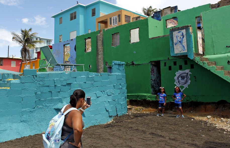 Les touristes sur les traces de "Despacito" dans les quartiers pauvres de Porto Rico