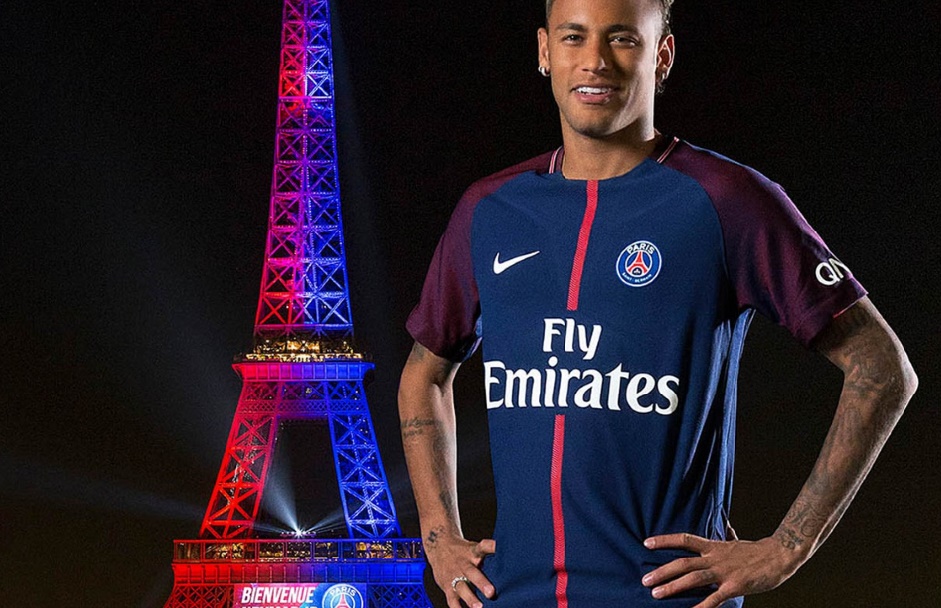 Neymar ébloui par l'hommage de la Tour Eiffel