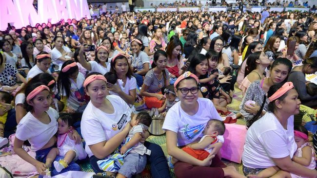 2.000 femmes allaitent leur bébé en public aux Philippines