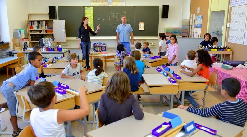 Apprendre les bonnes manières dans la dernière école du genre en Suisse