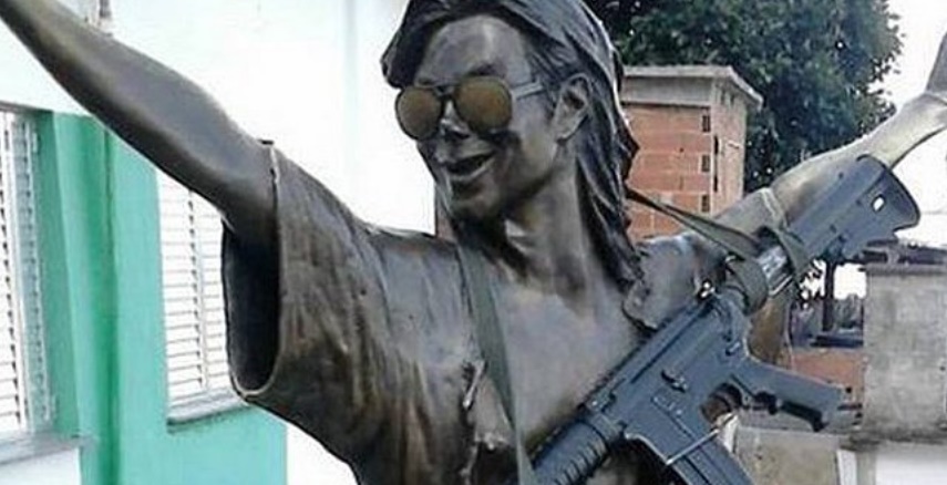 Insolite : A Rio, un fusil d'assaut pour Michael Jackson