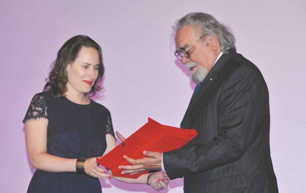 Carla Simon,  réalisatrice de "Été 93" recevant le premier prix des mains  du comédien  marocain  Mohamed Miftah   Ph : Zoulikha