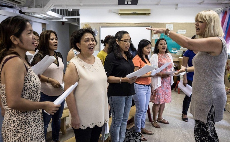 Les mères philippines chantent pour leurs enfants absents
