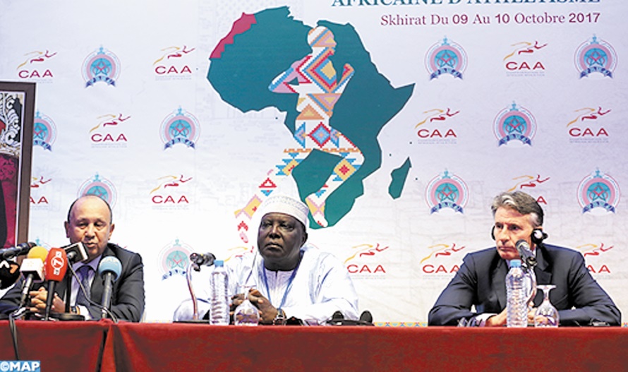 Abdeslam Ahizoun, président de la FRMA, Hamad Kalkaba Malboum, président de la CAA, et Sébastien Coe, président de l’IAAF, à l’ouverture des travaux du Congrès de la Confédération africaine d’athlétisme.