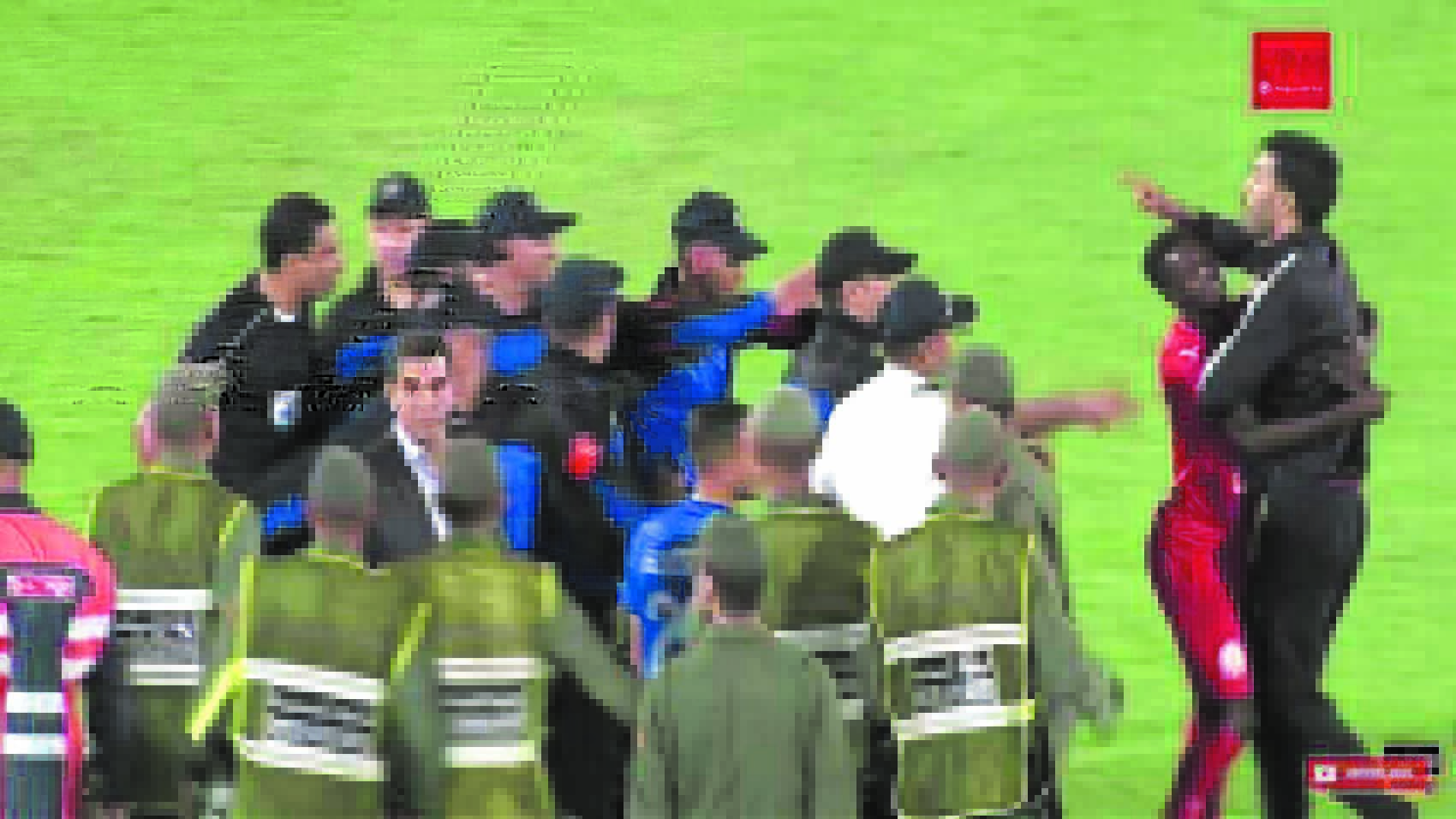 Le secrétaire général du KACM, Naïm Erradi, a vivement protesté contre l’arbitre Noureddine Jaafari qui a sifflé un penalty au temps additionnel pour l’IRT.