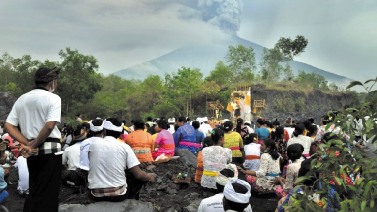 Des milliers d'habitants fuient la menace du volcan Agung