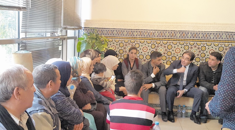 Abdelkrim Benatiq reçoit les familles des Marocains retenus en Libye