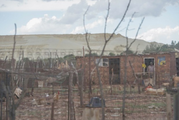 A l'ombre des déchets miniers, les townships de Johannesburg toussent