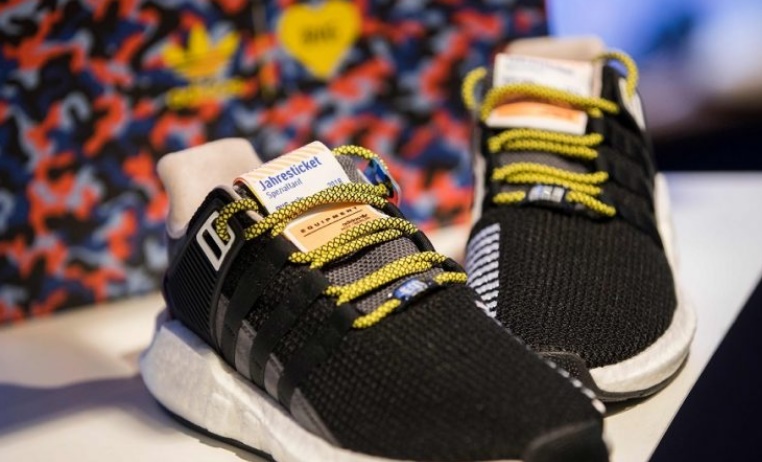 Insolite : Des chaussures équipées de billets de métro