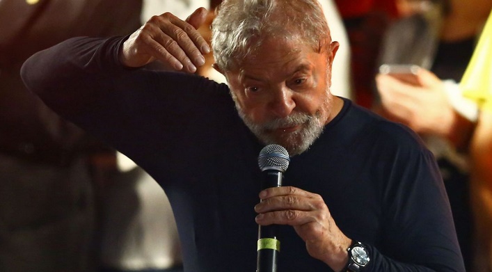 Lula aux portes de la prison dans un Brésil divisé
