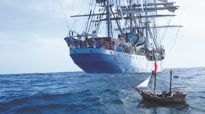 Un bateau Playmobil conçu par deux enfants écossais réussit un improbable tour du monde