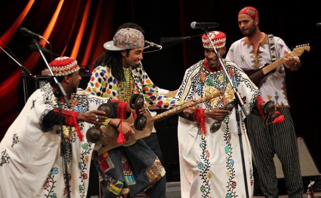 L'artiste gnaoui Mehdi Nassouli enflamme la scène du théâtre municipal de Tunis