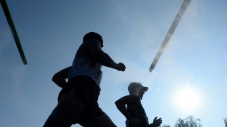 Le chewing-gum en marchant, allié contre le surpoids chez les hommes