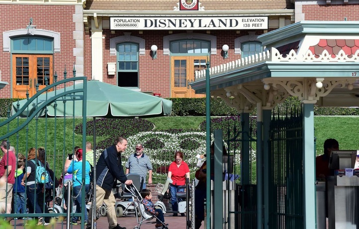 Des employés de Disneyland réclament une augmentation des salaires
