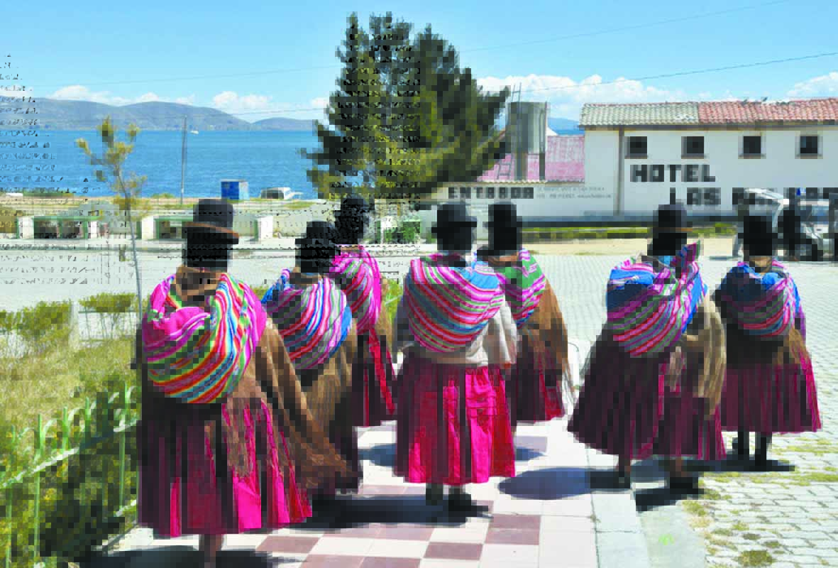 Des indigènes nettoient  le lac Titicaca pour l’exemple