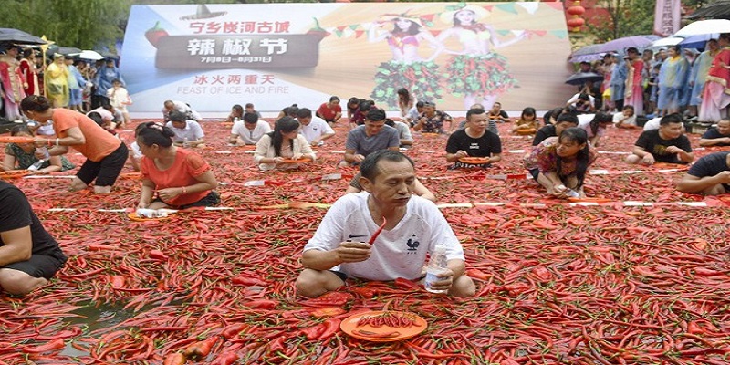 Insolite : ​​​​Il avale 50 piments en une minute
