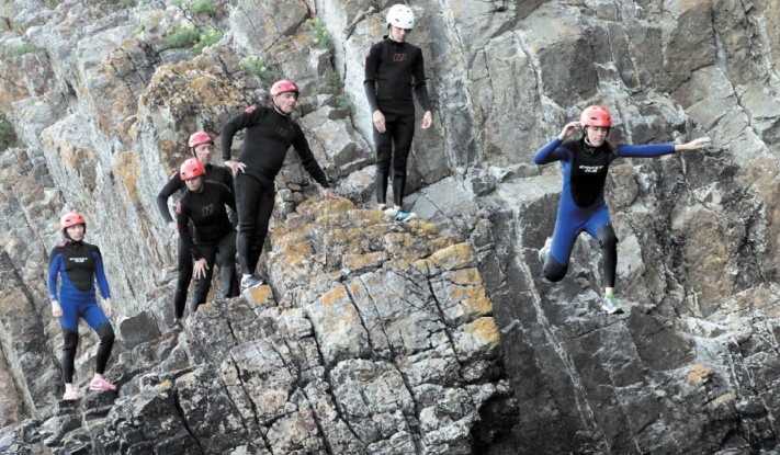 Le coasteering à l'assaut des falaises françaises