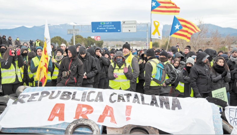 Des militants séparatistes radicaux bloquent le trafic en Catalogne Des militants séparatistes radicaux bloquent le trafic en Catalogne