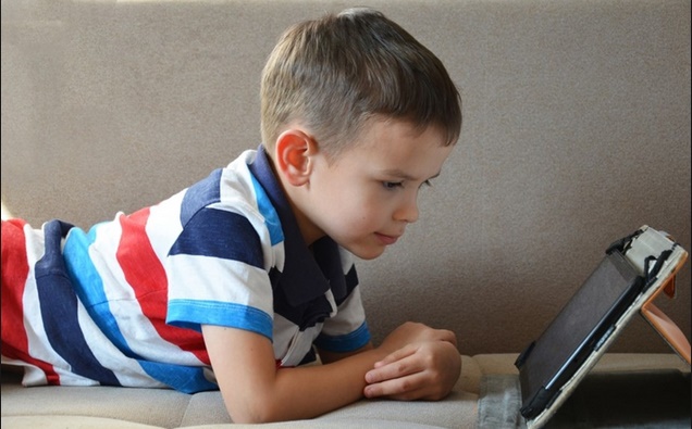 Plus de deux heures d'écran par jour nuit aux capacités intellectuelles des enfants