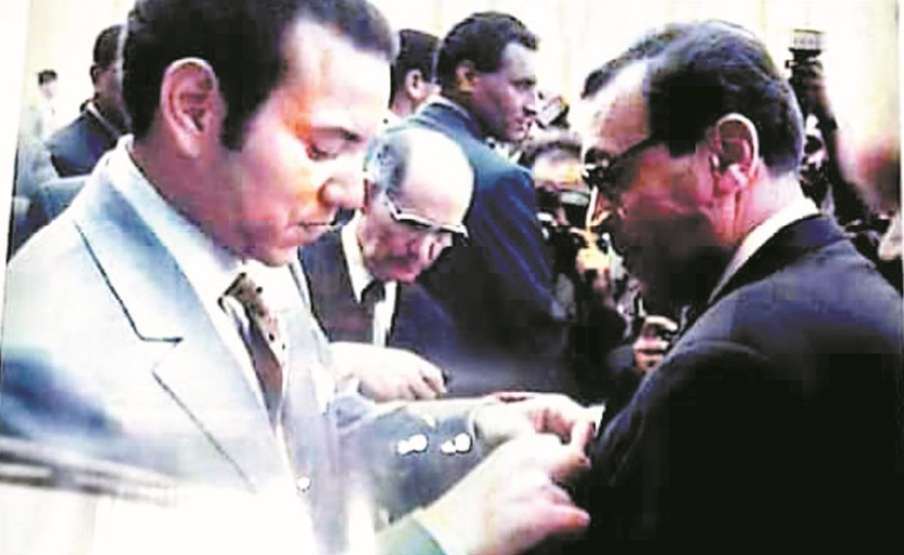 S.M le Roi décorant feu Abdelaziz Dobli-Bennani