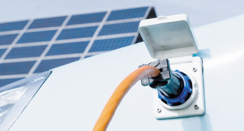 La première ombrière de recharge des véhicules électriques à l'énergie solaire en phase d'installation à Rabat