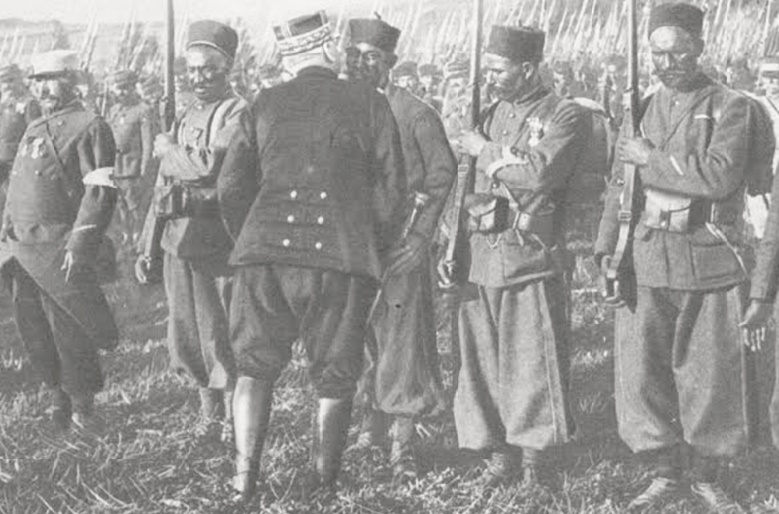 Le général Joffre décorant des tirailleurs marocains: