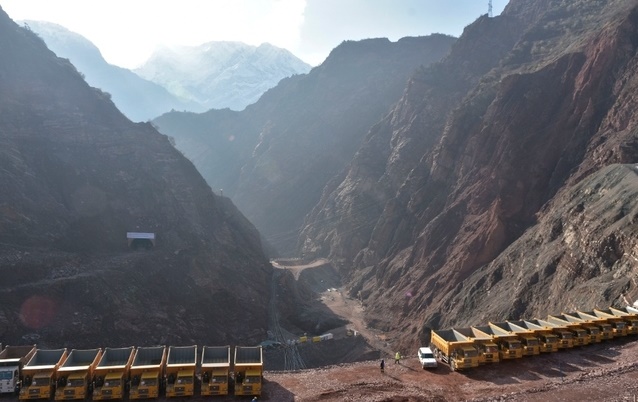 “Vital” mais controversé, le plus haut barrage du monde inauguré au Tadjikistan