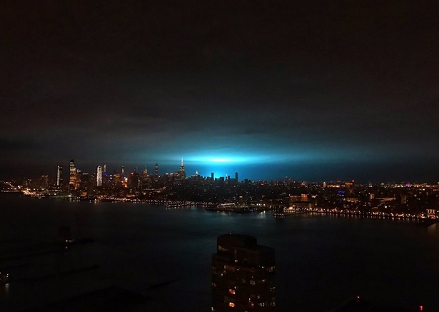 Lumières bleues et rumeurs d'extra-terrestres au-dessus de New York
