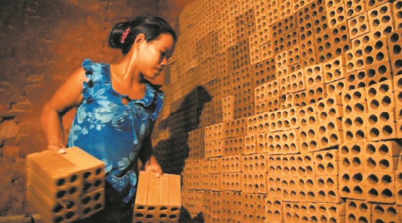 Au Cambodge, les réfugiés climatiques, esclaves modernes des fabriques de briques