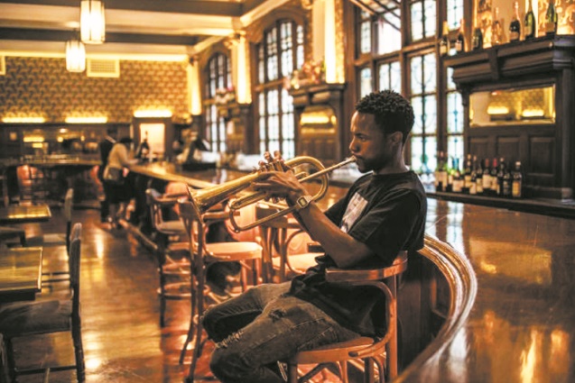 A Johannesburg, le Rand Club hérité de l'époque coloniale cherche à se refaire une image