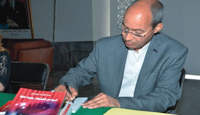 Abdelouahed Ouzri présente son livre "Questions de théâtre" Abdelouahed Ouzri présente son livre "Questions de théâtre"