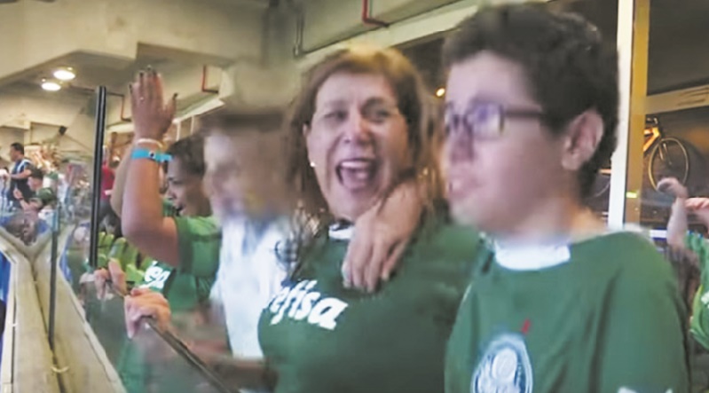 “Buuuut!”: Une Brésilienne commente les matchs de foot pour son fils aveugle