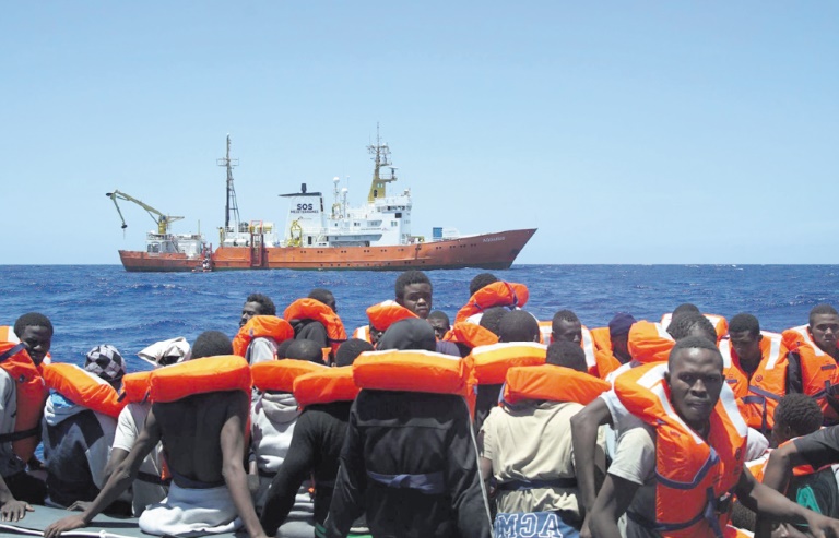 Des ONG jugent les gouvernements de l'UE "complices" de la tragédie des migrants en Méditerranée