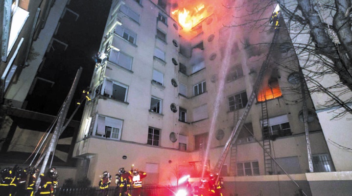Dix morts dans l'incendie d'un immeuble à Paris