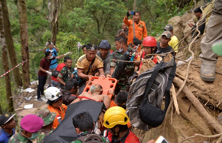 L'espoir s'amenuise pour les mineurs prisonniers d'une mine d'or effondrée en Indonésie