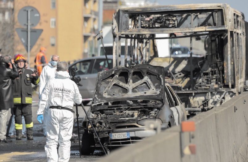 Un carnage évité de justesse pour 51 collégiens pris en otage dans un bus à Milan