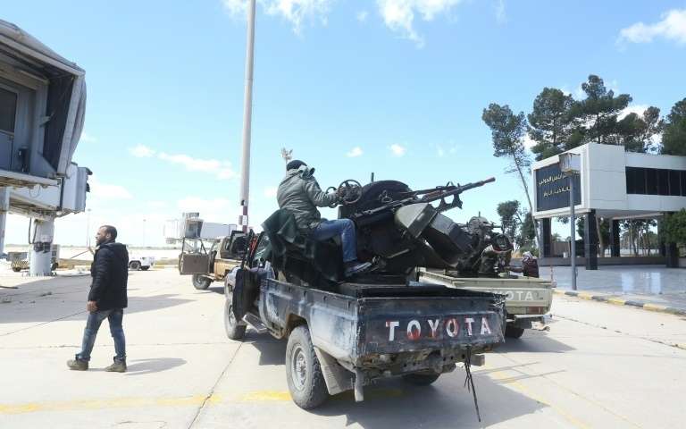 Vols suspendus à Tripoli, cible d'une offensive de Haftar