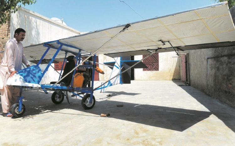 Au Pakistan, le vendeur de pop-corn sait aussi construire un avion Au Pakistan, le vendeur de pop-corn sait aussi construire un avion