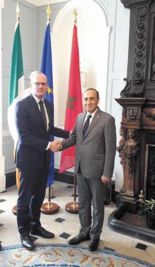 Poignée de main entre Habib El Malki et Simon Coveny,vice-premier ministre et ministre des Affaires étrangères irlandais .